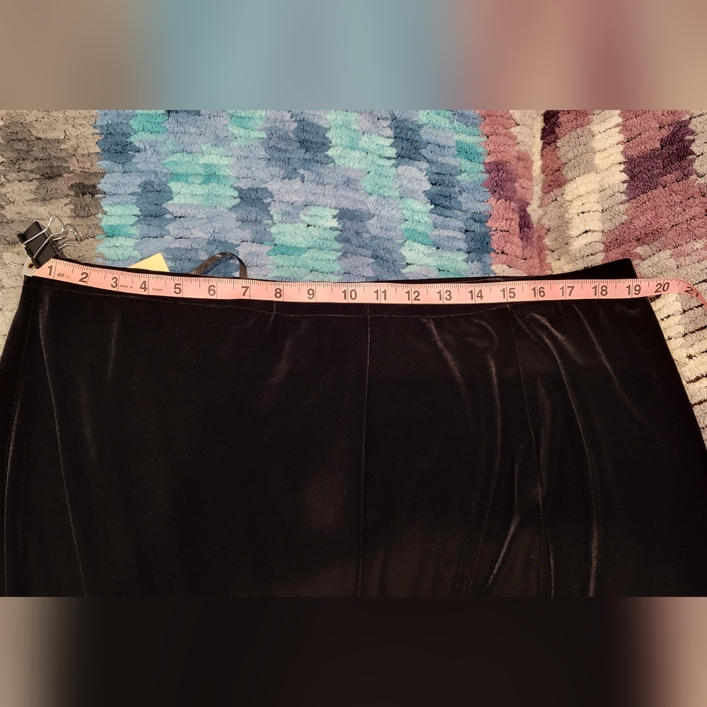 Black velour skirt - Picture 9 of 10
